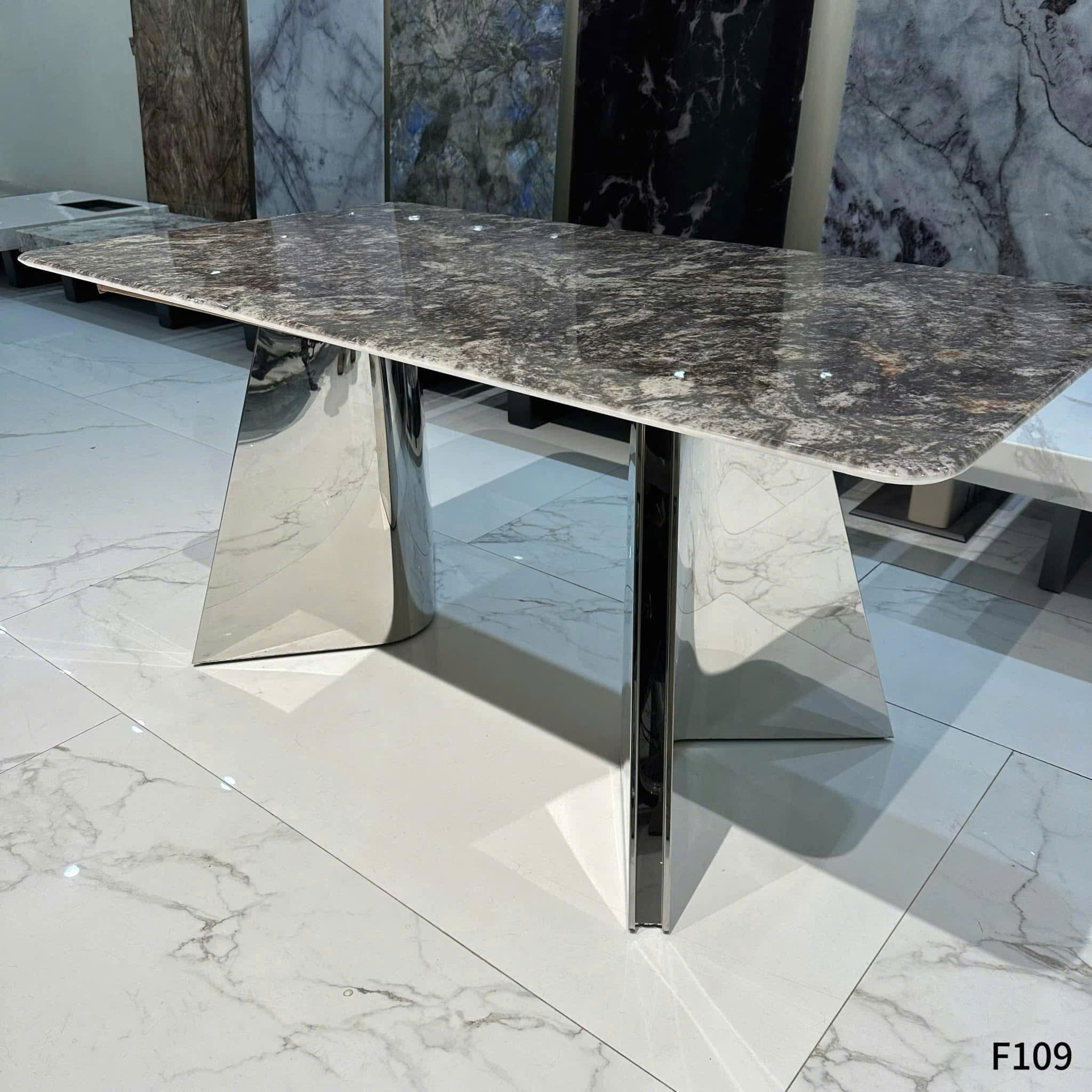 Bàn Ăn Tam Giác Đối Xứng